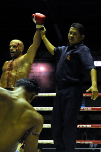 BU: Trotz Stirnverletzung bei einem Kampf in Thailand gab „The Bull“ nicht auf und schickte seinen Gegner in der 5. Runde auf die Matte.  Copyright: Kickboxen Deutschland 