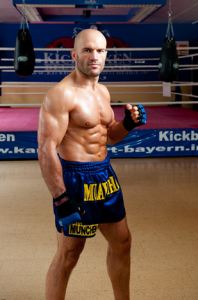 BU: Jonny „The Bull“ Keta ist auch im Alter von 34 Jahren topfit und will am 19. November um den ISKA Weltmeistertitel im Kickboxen kämpfen.  Copyright: Kickboxen Deutschland 